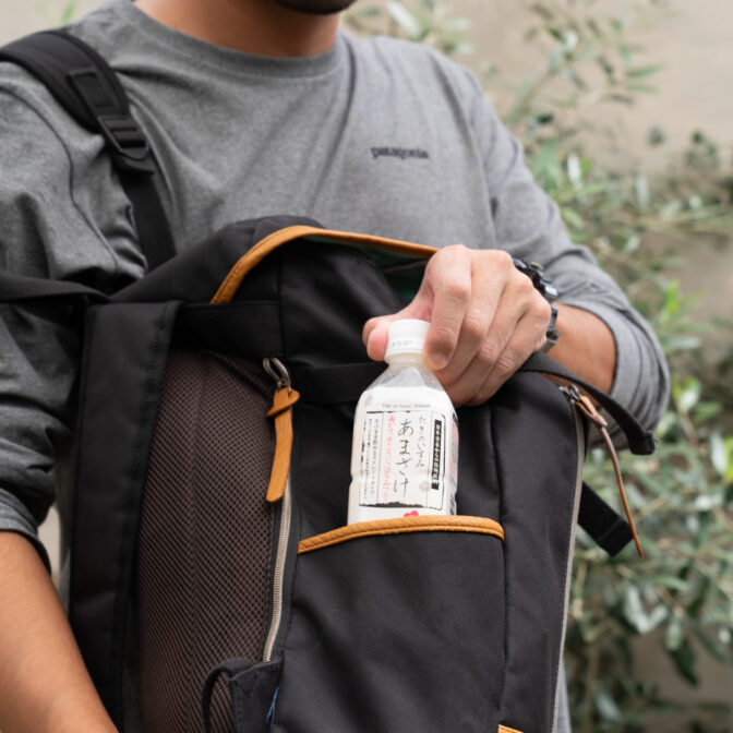たきのいずみ甘酒350mlをカバンに入れて持ち歩く