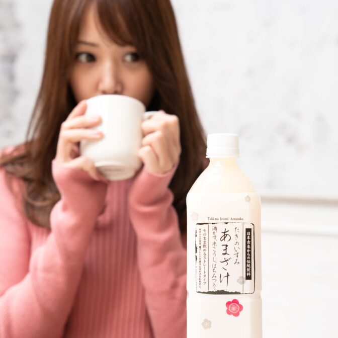 ホット甘酒を飲む