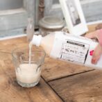 グラスに甘酒を注ぐ